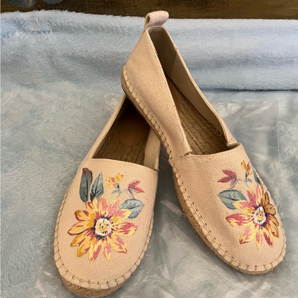 LOFT ESPADRILLES RUNS SMALL WILL FIT 9 or 9.5 or 10B or 10.5B🎈